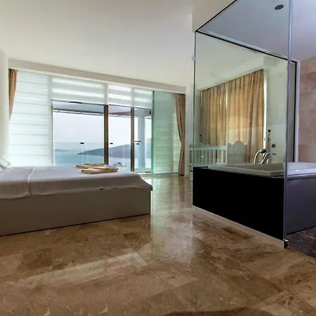 An Amazing With Infinity Pool View Bezirgan