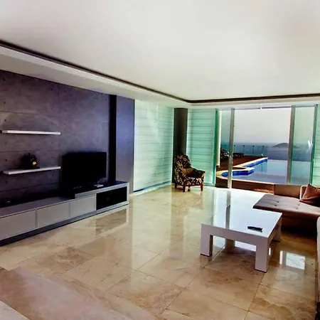 An Amazing With Infinity Pool View Bezirgan