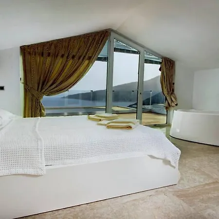 An Amazing With Infinity Pool View * Bezirgan