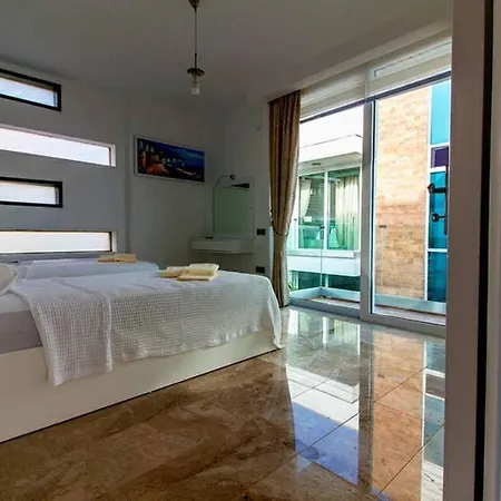 An Amazing With Infinity Pool View * Bezirgan